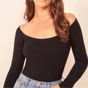 Reformation Off-Shoulder Moraine Ribbed Black Top